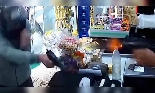 PR: Homem tenta assaltar loja com arma de brinquedo e leva dois tiros