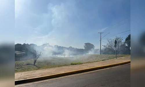 Foco de incêndio na Avenida Brasil atrapalha trânsito em Apucarana