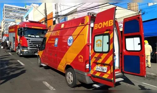 Carro invade loja após motorista confundir acelerador com freio