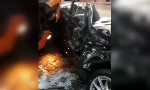 Acidente entre BMW e ônibus deixa quatro feridos