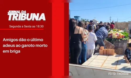 Amigos dão o último adeus ao garoto morto em briga de adolescentes