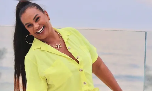 Aos 64 anos, Solange Couto agita a web usando fio-dental