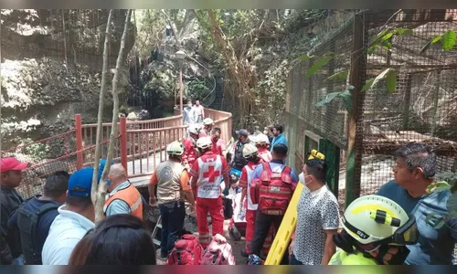 Ponte cai durante cerimônia com prefeito de Cuernavaca, no México