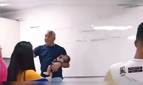 Professor, irmão da atriz Dira Paes, dá aula ninando bebê de aluna
