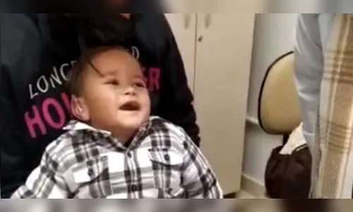 Bebê sorri ao ouvir pela primeira vez e vídeo do momento viraliza