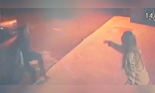 Câmera flagra homem roubando carro e fugindo com criança; veja