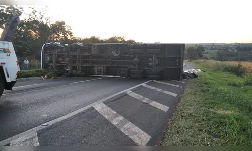 Caminhão carregado com pedras tomba na BR-376 e interdita pista