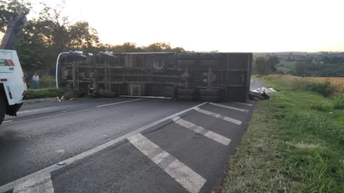 Caminhão carregado com pedras tomba na BR-376 e interdita pista