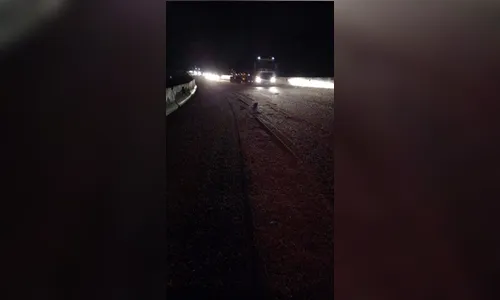 Caminhão e carro se envolvem em acidente no Paraná