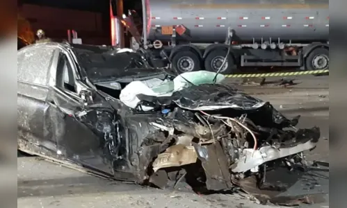 Motorista de BMW morre após bater contra caminhão no Paraná