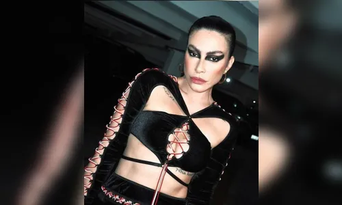 Cleo usa look recortado e cheio de fendas na SPFW