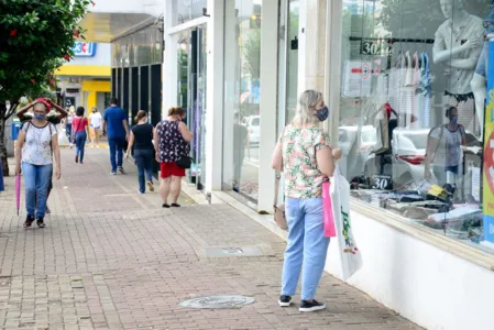 Comércio de Apucarana atende em horário especial nesta sexta-feira