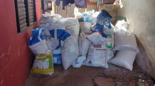 Conforme a PM, na residência haviam 59 sacos pesando aproximadamente 2.500 kg