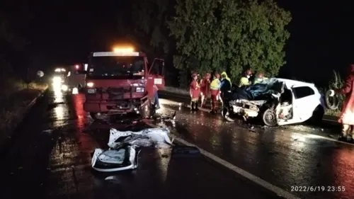 Conforme a PRF, o motorista do Gol ficou preso às ferragens do veículo e morreu no local