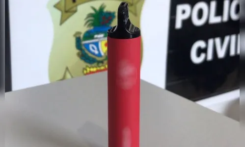 Pai é preso após filho levar cigarro eletrônico para escola