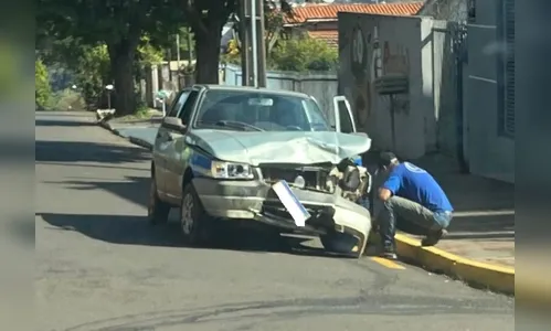Acidente em Apucarana provoca danos e morador pede mais segurança
