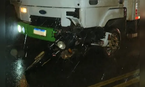 Duas pessoas morrem em acidente entre três motos e caminhão no PR