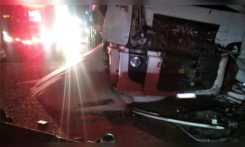 Motorista fica ferido após acidente entre dois caminhões no PR