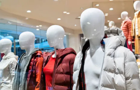 Durante a madrugada, um ladrão “pescou” uma peça de roupa exposta na vitrine