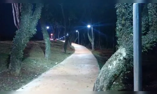 Jovens que conversavam no Parque Jaboti em Apucarana são roubados