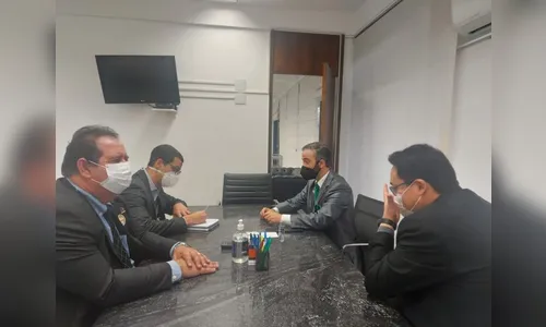 Em Brasília, prefeito Aquiles Takeda visita Senadores