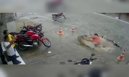 Funcionária pública é 'engolida' por cratera; assista