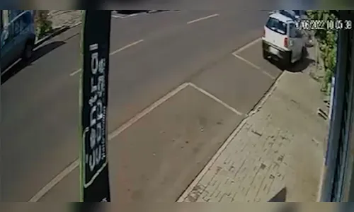 Vídeo mostra criança e mulher sendo atropeladas e prensadas no PR