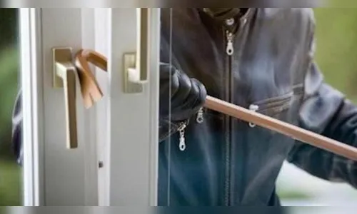 Morador encontra casa arrombada ao chegar do trabalho