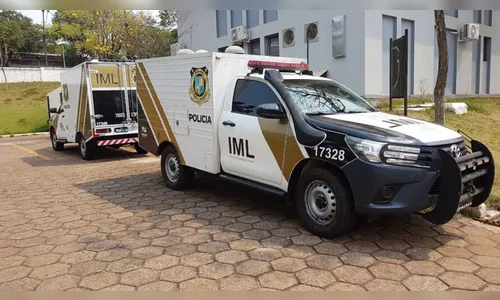 Corpo é encontrado com perfurações e faca cravada nas costas