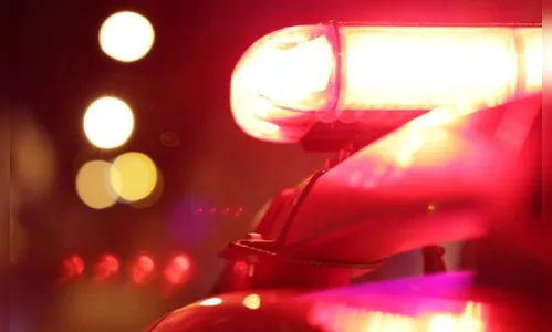 Ladrão faz buraco em parede de casa madeira  e não leva nada