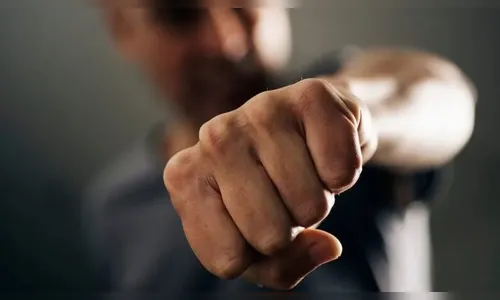 Mulher é agredida pelo tio ao tentar impedir mãe de usar drogas