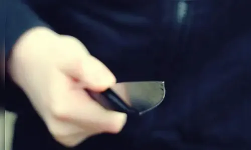 Casal briga e companheiro dá facada na perna da mulher