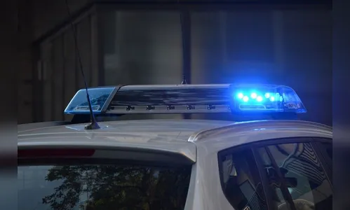 Motociclista bate em carro e foge deixando prejuízo