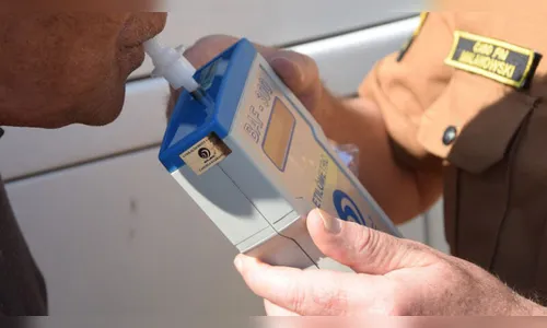 Carro bate em veículo estacionado, e motorista é preso por embriaguez