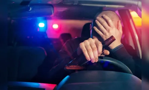 Motorista embriagado é preso após bater carro em poste