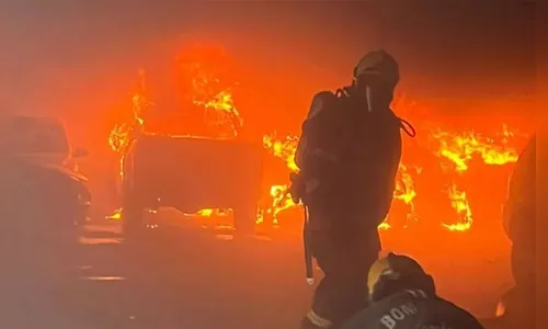 Incêndio destrói carros em estacionamento de supermercado