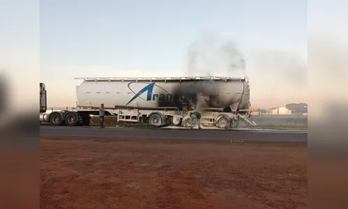 Incêndio em carreta mobiliza Corpo de Bombeiros em Arapongas