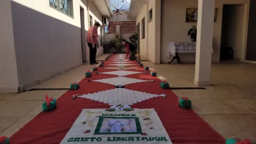 Integrantes da equipe de diaconia da catedral, as amigas de infância Pierina Bianchi Nincachi e Luzia Papa trabalham juntas em um trecho de 20 metros do tapete