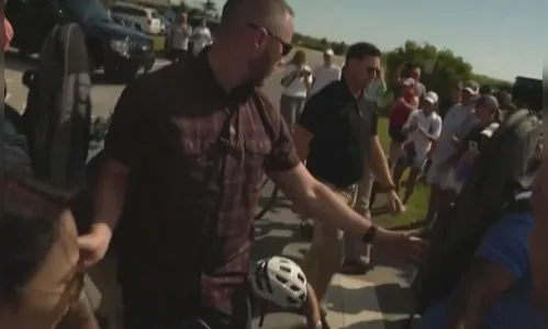 Presidente americano cai tombo de bicicleta diante de apoiadores; veja