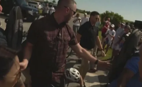 Joe Biden caiu um tombo de bicicleta ao se aproximar de apoiadores que o esperavam