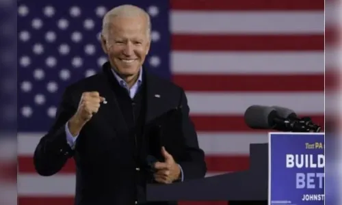 Joe Biden assina lei que restringe compra de armas nos EUA