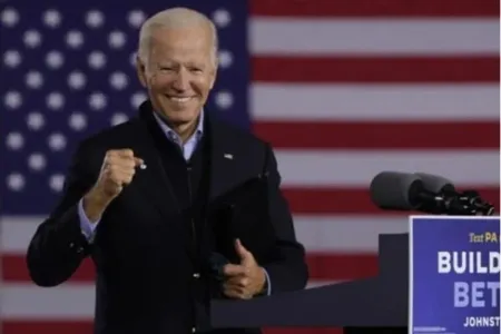 Joe Biden, presidente dos Estados Unidos, assinou neste sábado (25) a lei que restringe a compra de armas