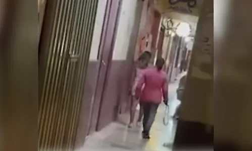 Mãe tira filha de festa com cintadas após jovem sair sem permissão