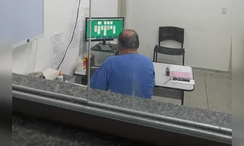 Médico é flagrado jogando paciência em hospital e gera indignação
