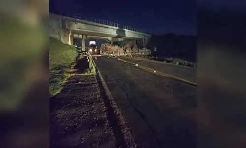 Motorista é preso após tombar caminhão na BR-376 em Apucarana; veja