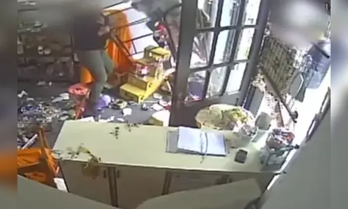 Mulher invade loja comunitária e quebra tudo; vídeo