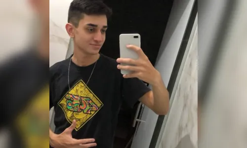 Jovem morre após bater em carro estacionado e irmão presencia acidente