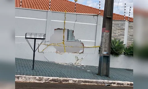 Dois carros derrubam muros de casas na madrugada, em Apucarana