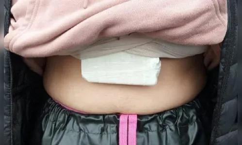 Mulher é flagrada pela polícia com cocaína escondida embaixo do sutiã