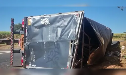 Carreta da dupla Maiara e Maraisa tomba em rodovia no interior de SP